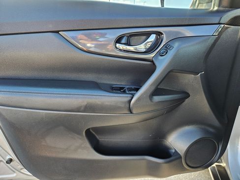 Used 2018 Nissan Rogue SV AWD/4WD image 14