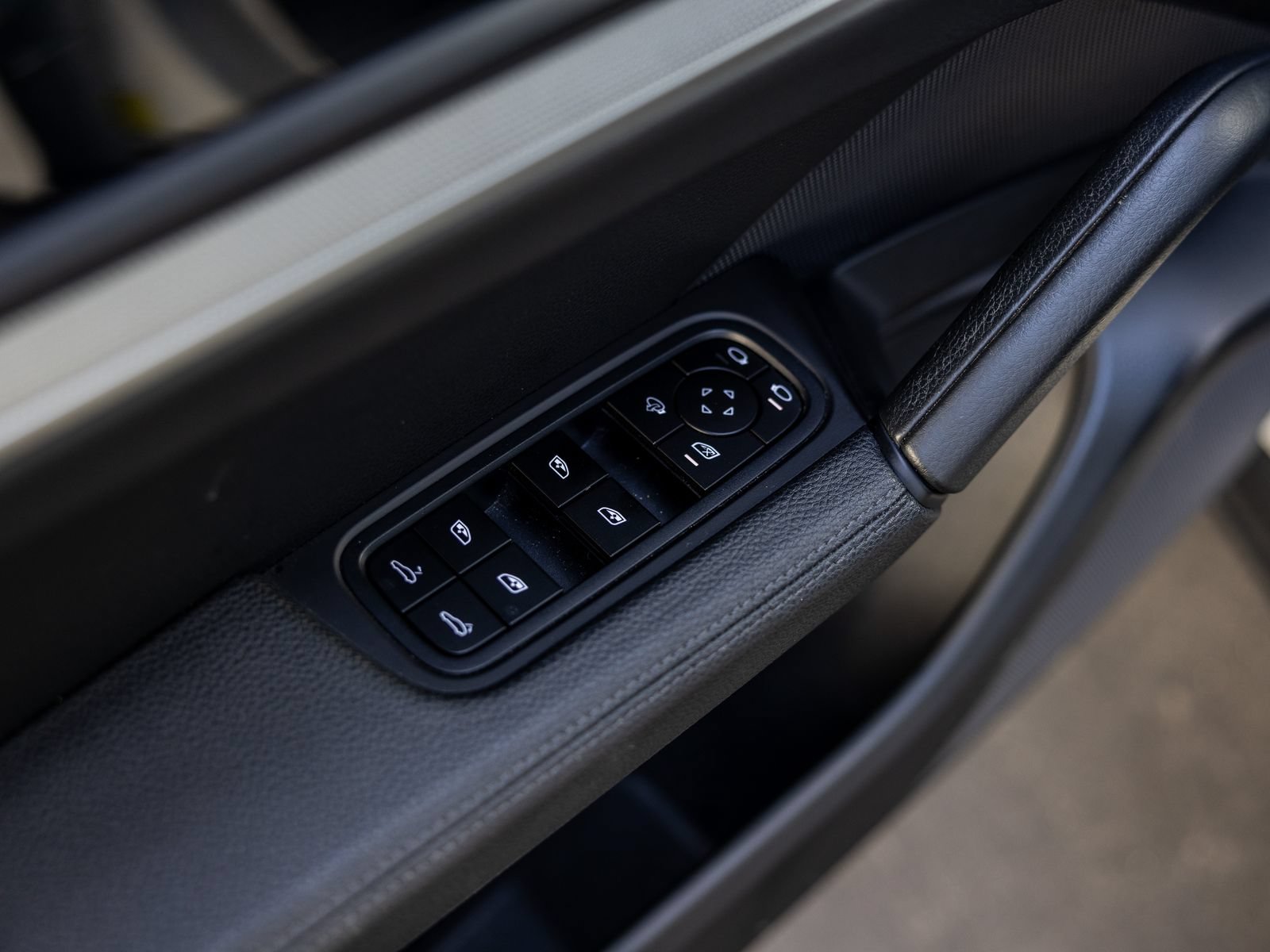 Certified 2024 Porsche Cayenne AWD/4WD image 36