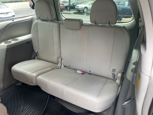 Used 2014 Toyota Sienna XLE image 29