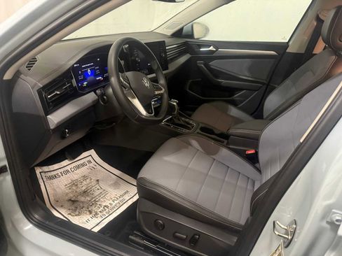 Certified 2025 Volkswagen Jetta SE w/ Sunroof Package image 19