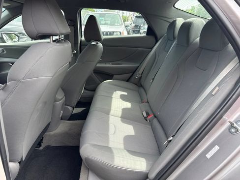 Used 2024 Hyundai Elantra SE FWD image 8