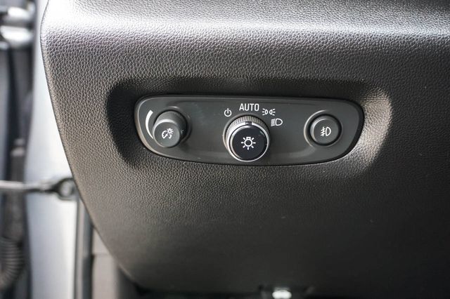 Used 2020 Chevrolet Traverse LT w/ Driver Confidence II Package AWD/4WD image 17