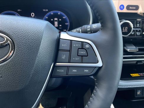 Used 2026 Toyota Highlander Platinum AWD/4WD image 12
