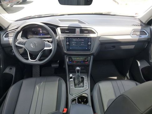 Used 2024 Volkswagen Tiguan SE w/ Panoramic Sunroof Package FWD image 18