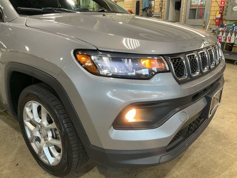 Used 2023 Jeep Compass Latitude AWD/4WD image 29