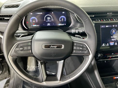 Used 2023 Jeep Grand Cherokee L Laredo image 11