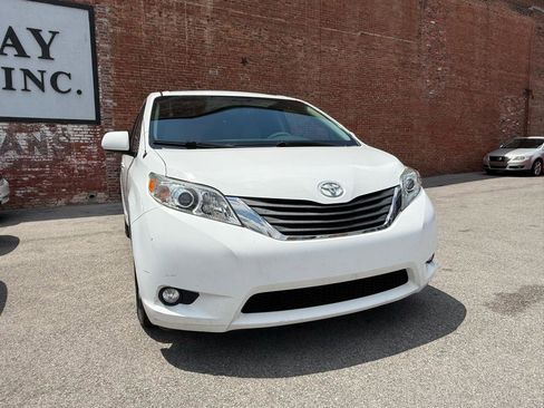 Used 2012 Toyota Sienna XLE w/ Entertainment Pkg FWD image 2