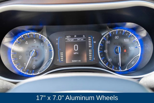 Used 2017 Chrysler Pacifica Touring FWD image 31