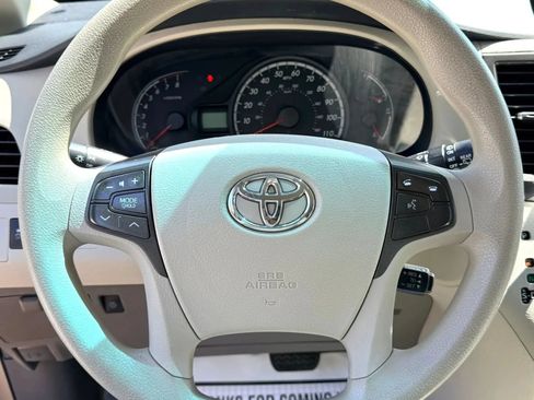 Used 2014 Toyota Sienna LE FWD image 11