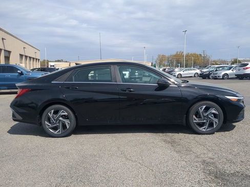 New 2026 Hyundai Elantra Limited FWD image 3
