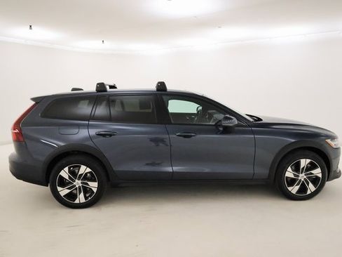 Used 2023 Volvo V60 B5 Cross Country Plus image 2