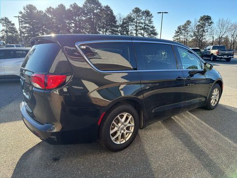 Used 2023 Chrysler Voyager LX image 8