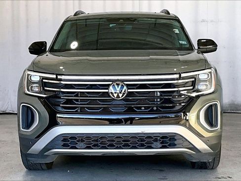 Used 2024 Volkswagen Atlas Peak Edition SE image 3