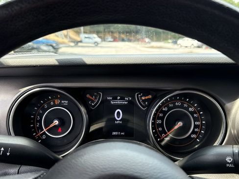 Used 2023 Jeep Gladiator Sport image 15