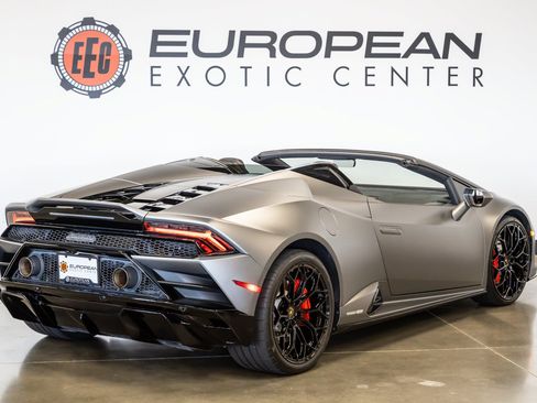 Used 2021 Lamborghini Huracan EVO RWD image 12