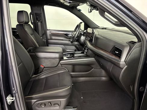 Certified 2025 Chevrolet Suburban Premier AWD/4WD image 19
