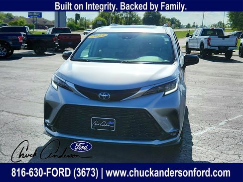 Used 2023 Toyota Sienna XSE image 3