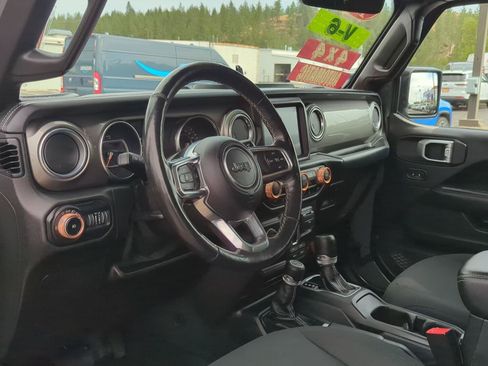 Used 2019 Jeep Wrangler Unlimited Sahara w/ Uconnect 4C Nav & Sound Group AWD/4WD image 12