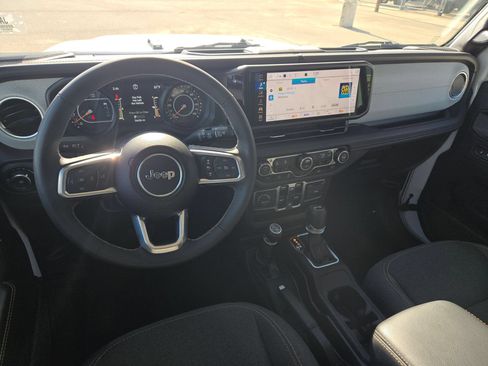 Used 2025 Jeep Wrangler Unlimited Sahara AWD/4WD image 15