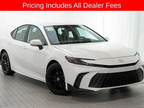 Used 2025 Toyota Camry SE FWD image 1
