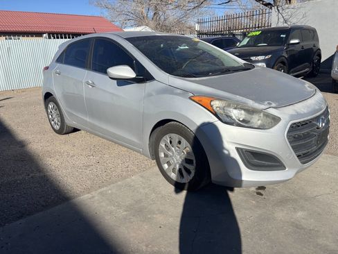 Used 2017 Hyundai Elantra GT image 2