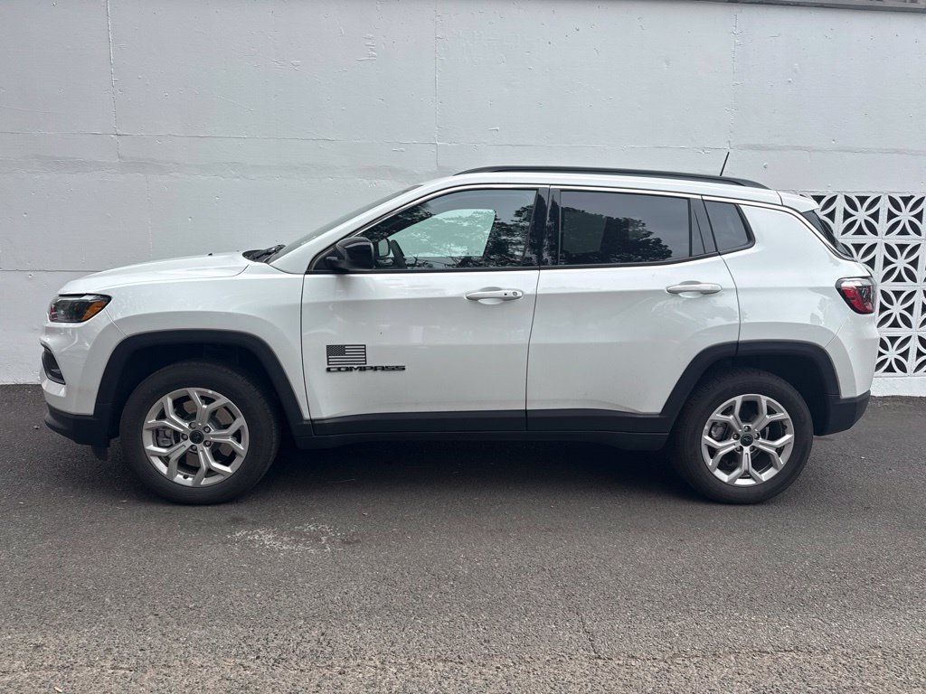 Used 2025 Jeep Compass Latitude AWD/4WD image 2