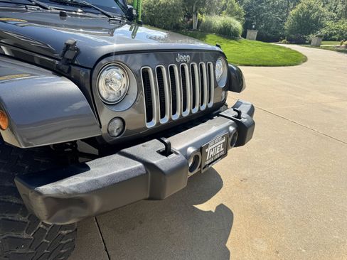 Used 2018 Jeep Wrangler Unlimited Sahara w/ Connectivity Group AWD/4WD image 29