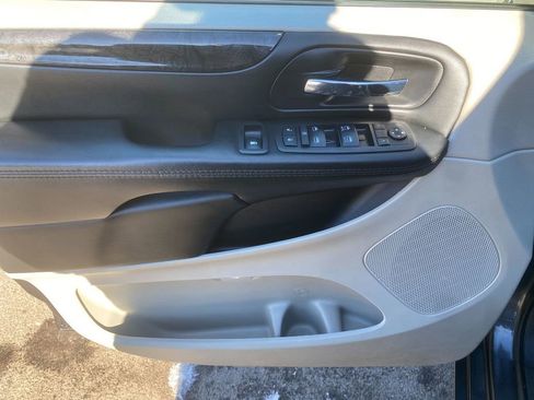 Used 2018 Dodge Grand Caravan SE w/ UConnect Hands-Free Group image 11