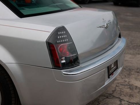 Used 2005 Chrysler 300 C w/ Protection Group II image 31