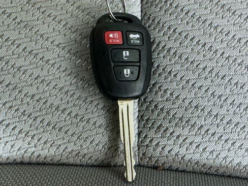 Used 2016 Toyota Camry LE image 34