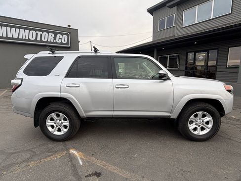 Used 2016 Toyota 4Runner SR5 AWD/4WD image 4