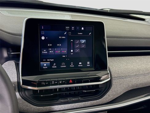 Used 2025 Jeep Compass Latitude image 8