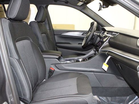 New 2025 Jeep Grand Cherokee Laredo image 13