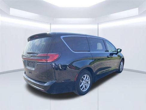 Used 2025 Chrysler Pacifica Select FWD image 6