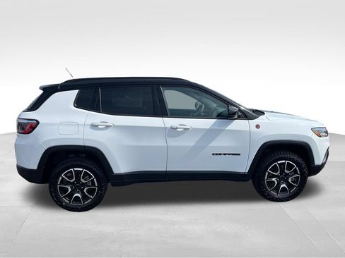Used 2025 Jeep Compass Trailhawk AWD/4WD image 6