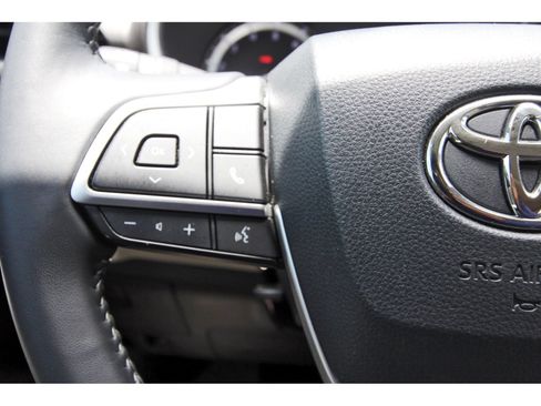 Used 2022 Toyota Highlander XLE FWD image 19