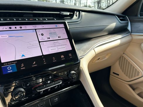 Used 2022 Jeep Grand Cherokee Limited image 32