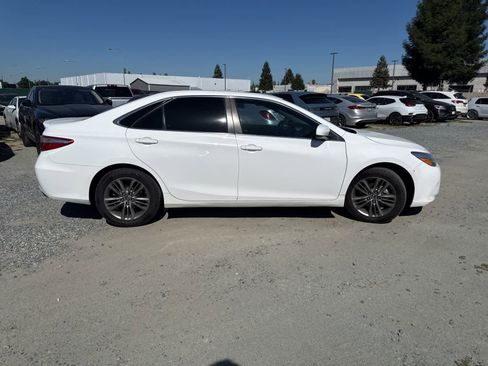 Used 2015 Toyota Camry SE image 4