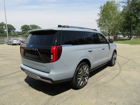 Used 2025 Ford Expedition Platinum w/ Platinum Ultimate Package AWD/4WD image 4