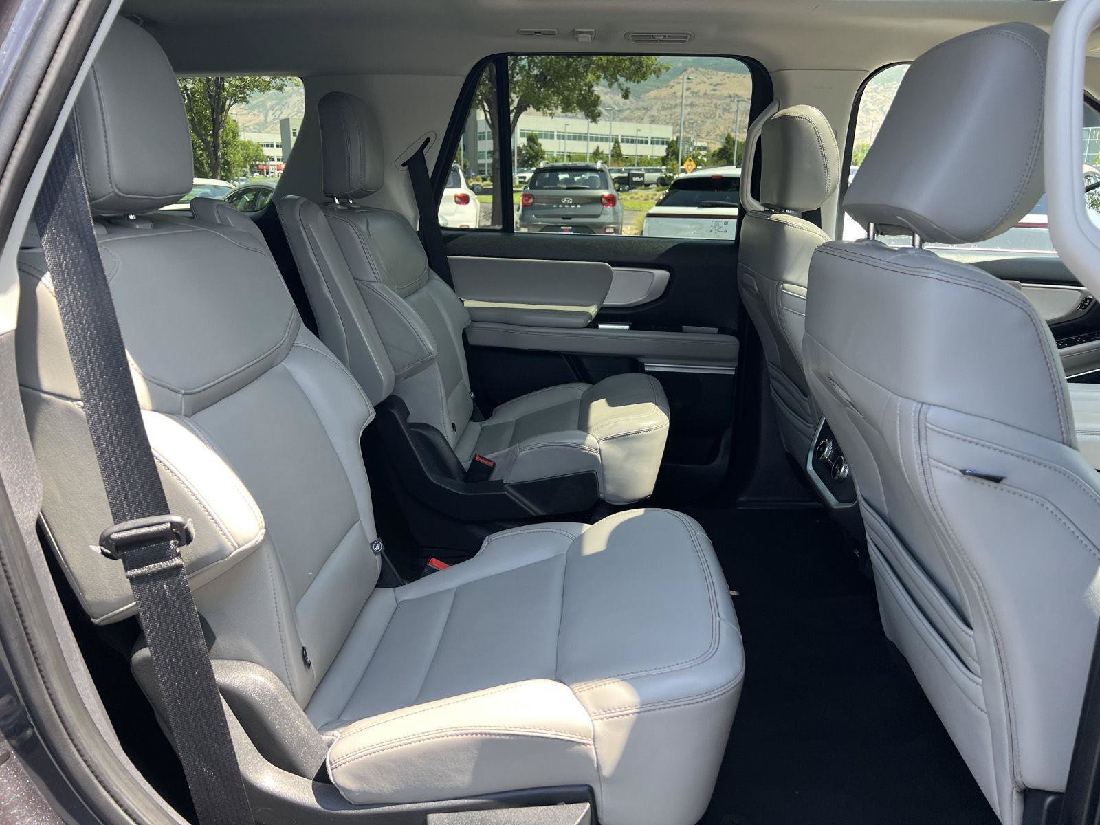 Used 2025 Ford Expedition Active AWD/4WD image 5