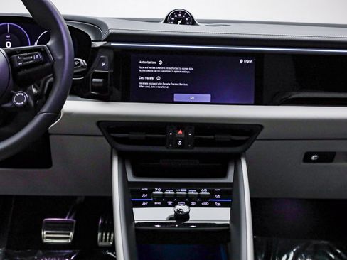 Certified 2025 Porsche Macan 4S Electric AWD/4WD image 14