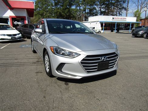 Used 2017 Hyundai Elantra SE w/ Cargo Package image 11