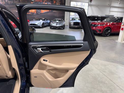 Used 2021 Porsche Macan w/ Premium Package image 61