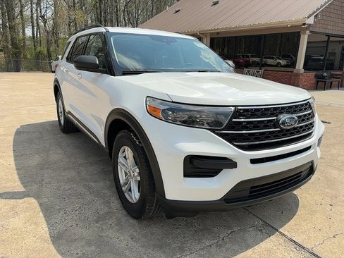 Used 2020 Ford Explorer XLT image 2