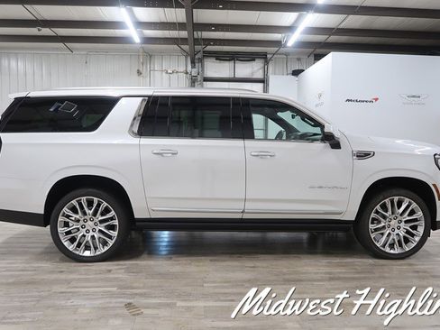 Used 2025 GMC Yukon XL Denali w/ Denali Reserve Package image 9