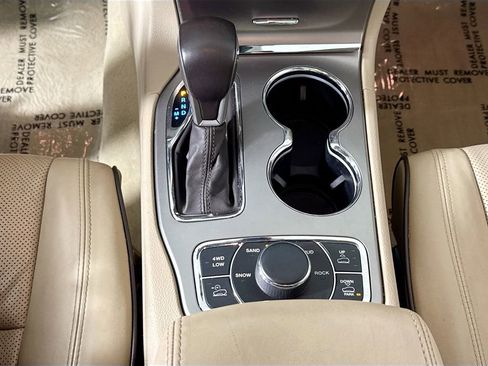 Used 2020 Jeep Grand Cherokee Overland AWD/4WD image 19