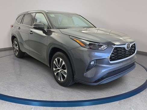 Used 2022 Toyota Highlander XLE FWD image 3
