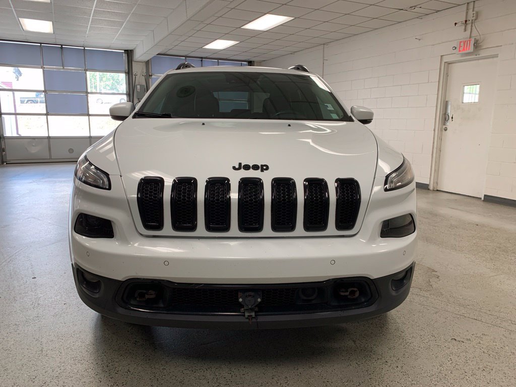 Used 2017 Jeep Cherokee Limited w/ Luxury Group AWD/4WD image 4