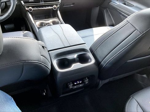 Used 2025 Chevrolet Traverse LT AWD/4WD image 10