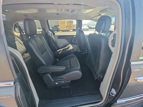 Used 2016 Chrysler Town & Country Touring w/ Driver Convenience Group FWD image 25